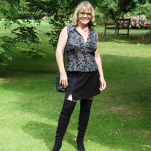 53 ans et fan de soirées cosy Leïla - rencontre-Cougar-Nantes